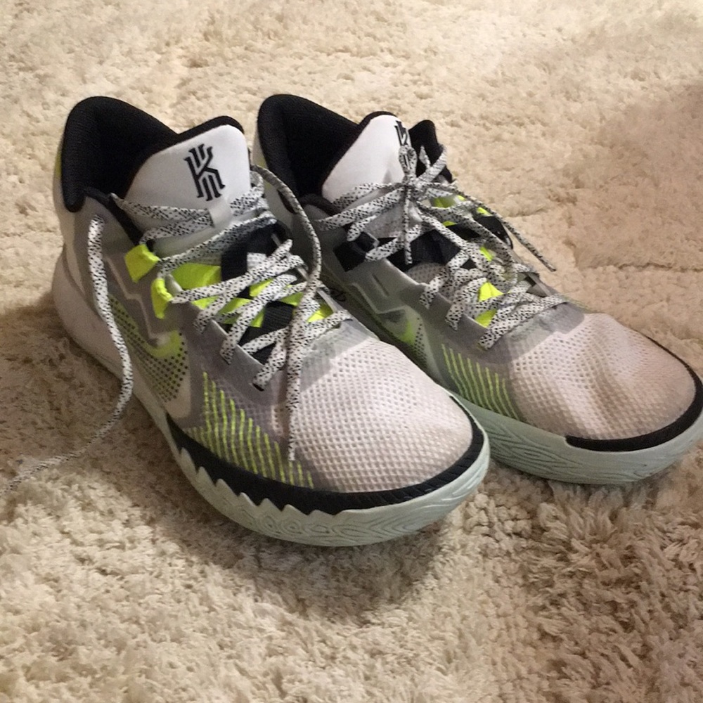 Kyrie 5s Basketball Shoes for Men. Size 9.5